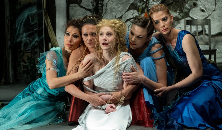 Megrendítő színészi játékkal, gyönyörű színpadképpel mutatta be a Vörösmarty Színház az Iphigenia Auliszban produkciót