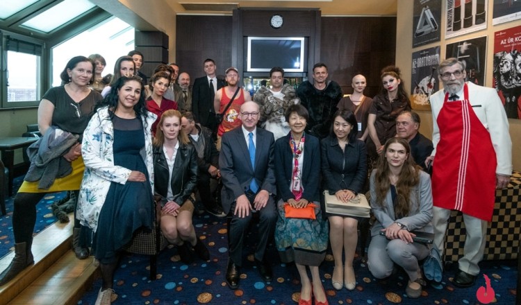 Japán magyarországi nagykövete a Kafka a tengerparton előadásán